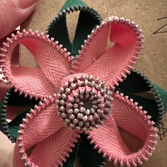 Flower zipper pin, Amish made, new on card - Picture 2 of 5